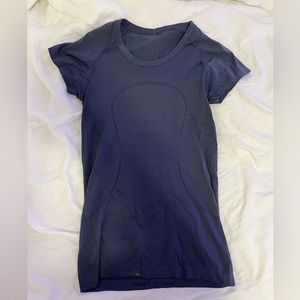 Lululemon swiftly top. lightly worn. size small/medium